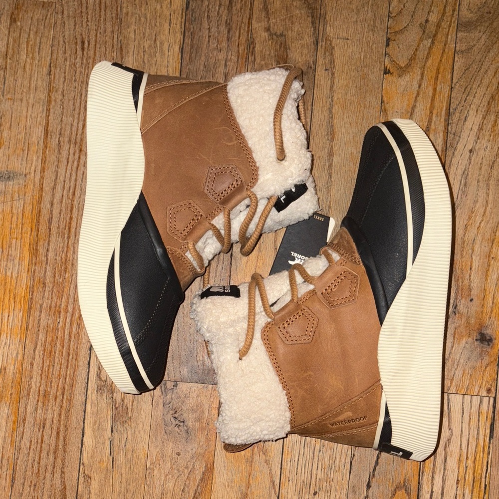 Sorel Brown and Black Winter Boots with Shearling Lining - Picture 3 of 11